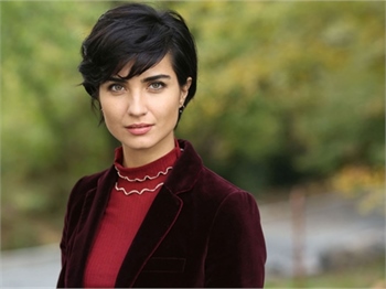 Tuba Büyüküstün'e hayranlarından doğum günü jesti