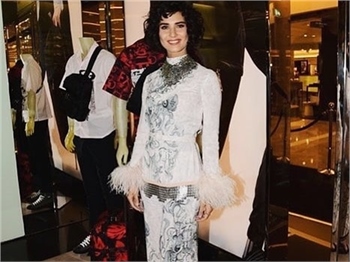 Tuba Büyüküstün'ün kıyafeti olay oldu!