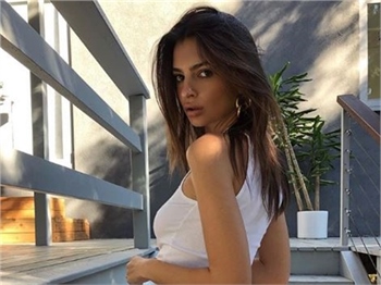 Emily Ratajkowski'den 'yastayım' pozu!