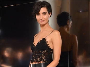 Tuba Büyüküstün tatile doymuyor!