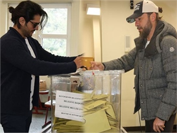 Burak Özçivit, Engin Altan Düzyatan'ı görmezden geldi!