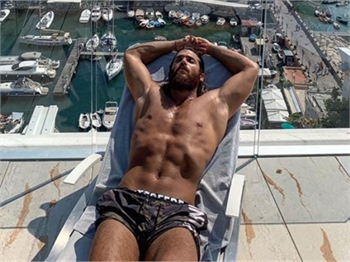 Can Yaman'dan kaslı poz!