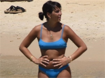 Zehra Çilingiroğlu bikinisinin azizliğine uğradı!