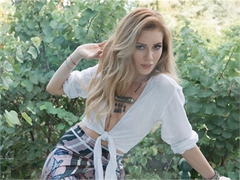 Sinem Kobal yine dekolteli paylaştı!