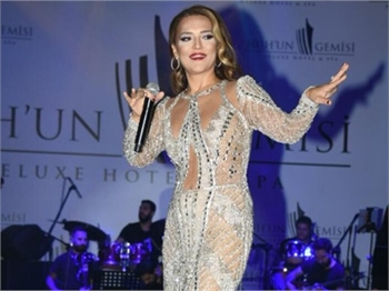 Demet Akalın'dan Hadise'ye dekolte desteği!