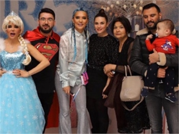 Demet Akalın'dan kızına şahane parti!
