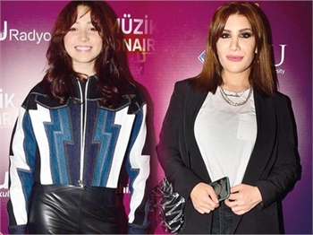 Ünlüler ödül töreninde buluştu!