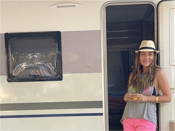 Karavan güzeli Burcu Kara