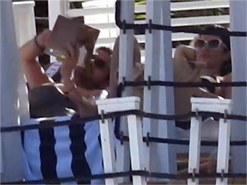 Beren Saat-Kenan Doğulu, Çeşme tatilinde