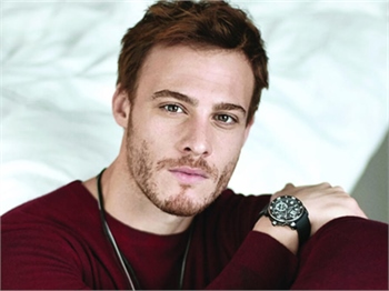 Kerem Bürsin sosyal medyanın diline düştü!