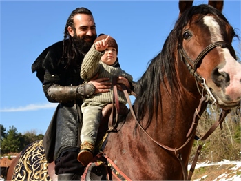 Buğra Gülsoy'a sette büyük sürpriz!