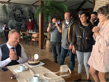 Sen Çal Kapımı setinde Kerem Bürsin'e sürpriz doğum günü!