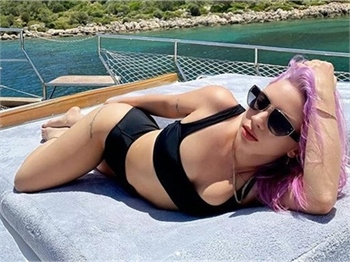Ece Seçkin'in tekne tatili!