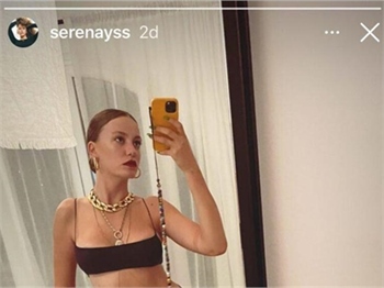 Serenay Sarıkaya'dan ayna karşısında poz!