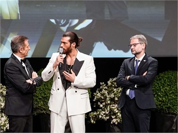 Monte Carlo Film Festivali’nde ödül alan Can Yaman’ın tarzı olay oldu!