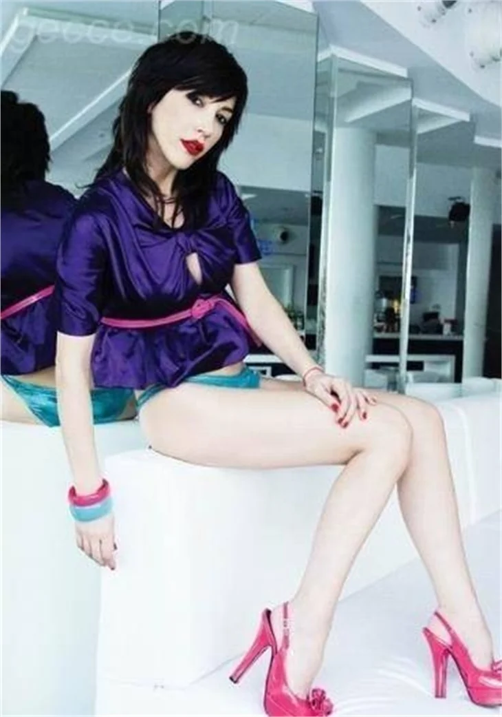 HANDE YENER