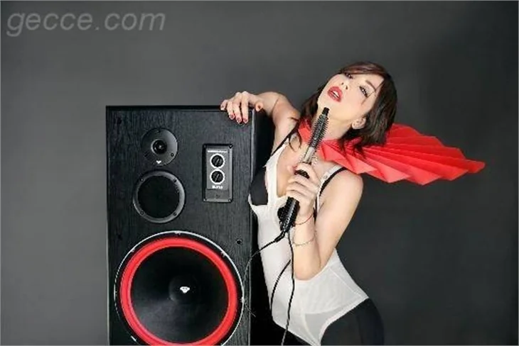 HANDE YENER