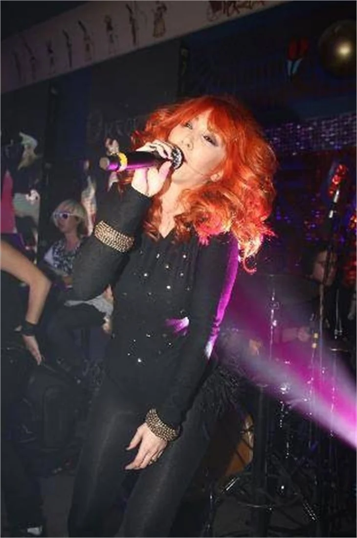 HANDE YENER