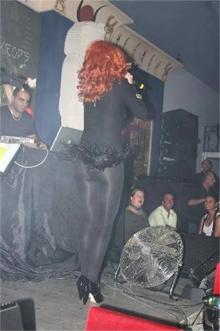 HANDE YENER
