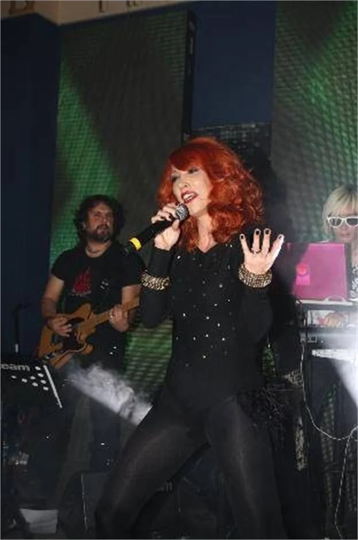 HANDE YENER