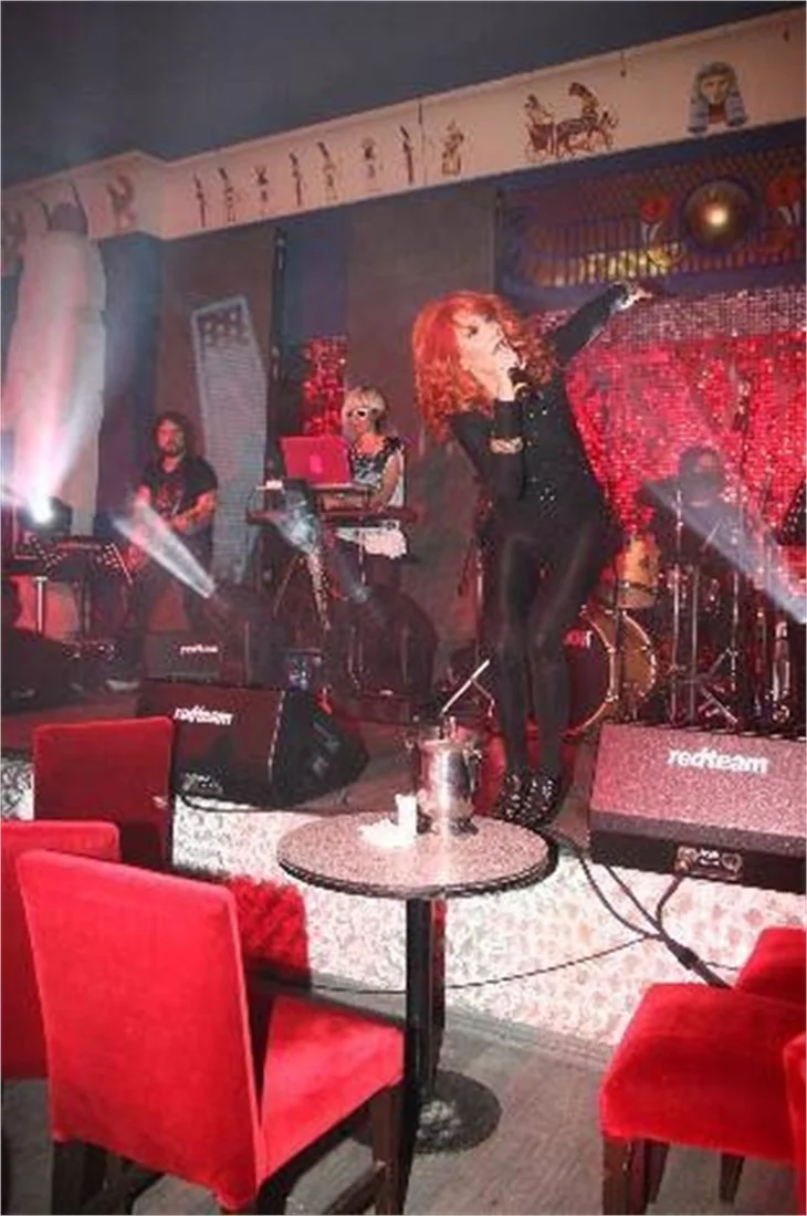 HANDE YENER