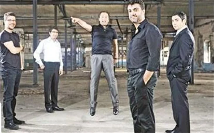 BİZ HİÇ SIKICI VE ASIK SURATLI İNSANLAR OLMADIK