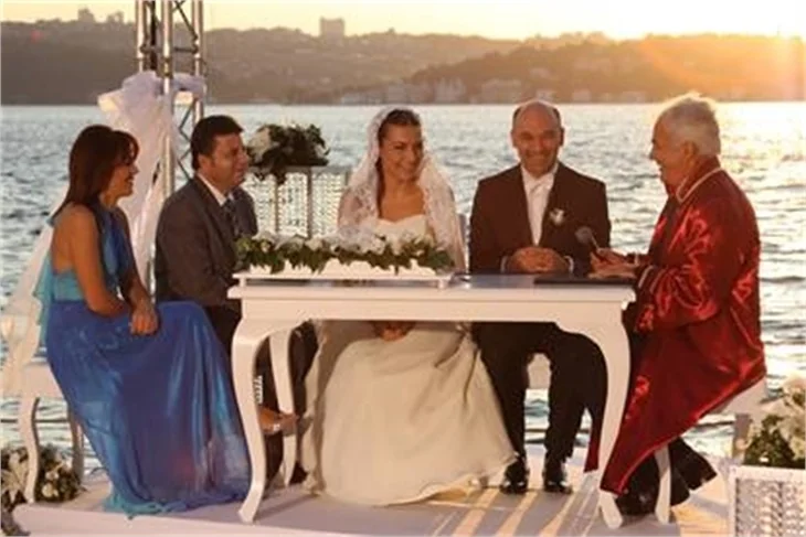 BURCU KARA EVLENDİ..