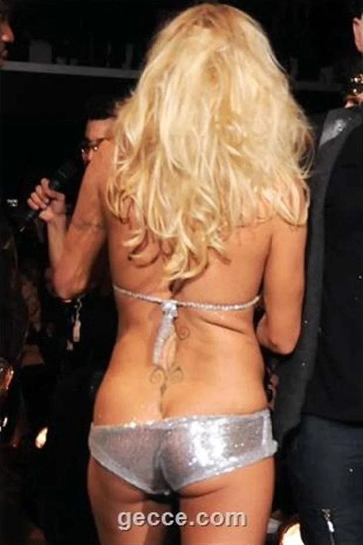 Pamela Anderson podyumu birbirine kattı!