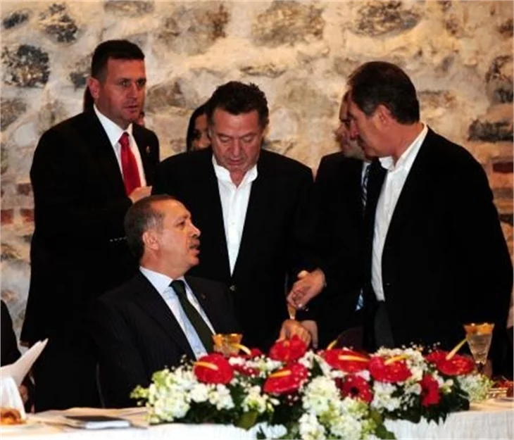 BAŞBAKAN SANATÇILARA AÇILIMI ANLATTI