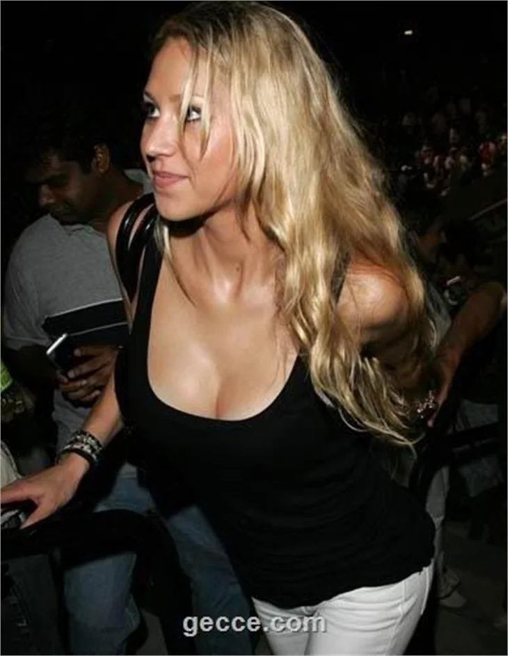 Anna Kournikova'nın göğüs şovu