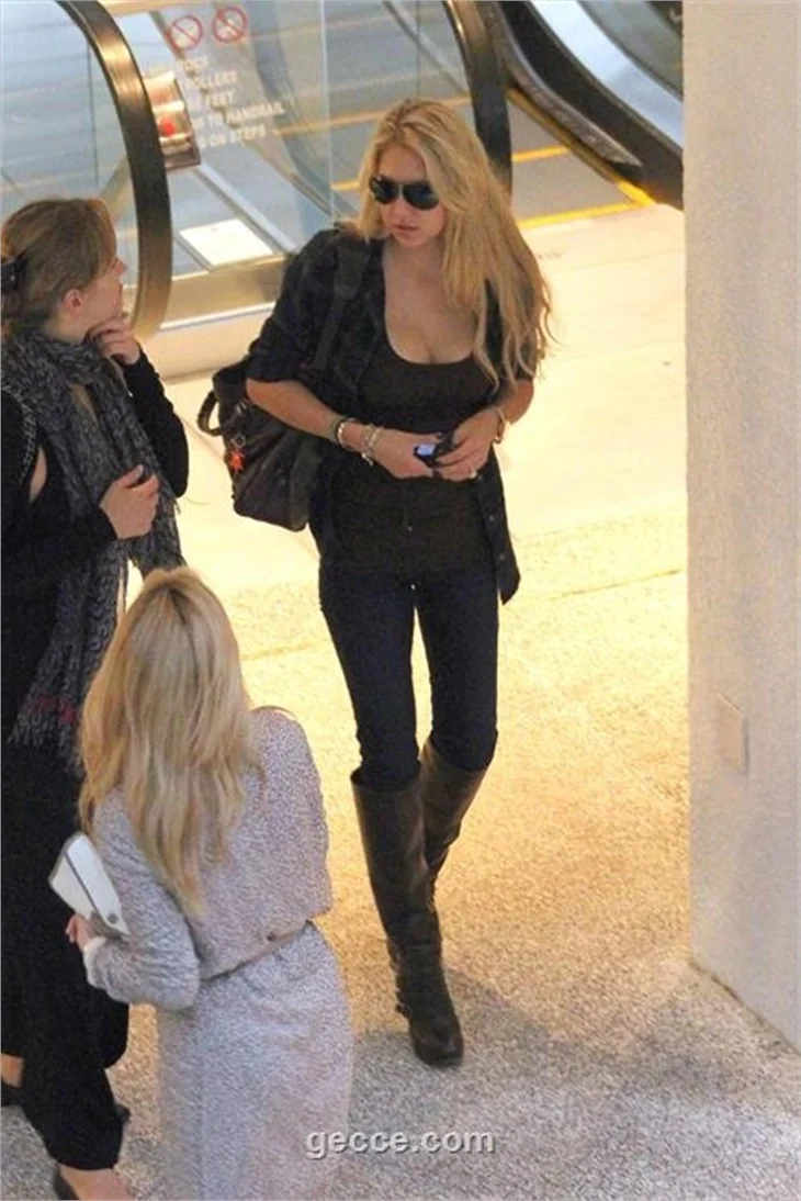 Anna Kournikova'nın göğüs şovu