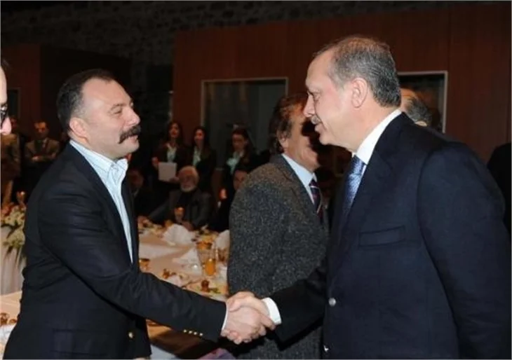 BAŞBAKAN SİNEMACILARLA BİR ARADA!