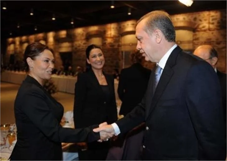 BAŞBAKAN ÜNLÜLERLE!