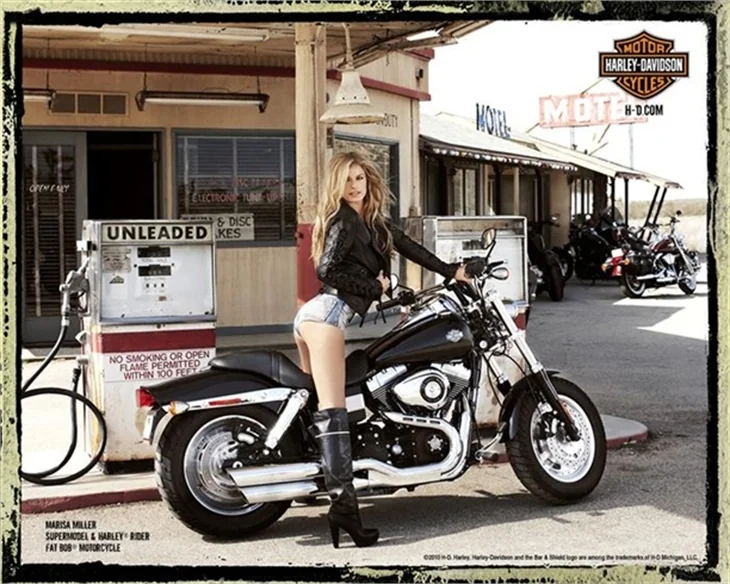 Marisa Miller motor üzerinde nefesleri kesiyor..