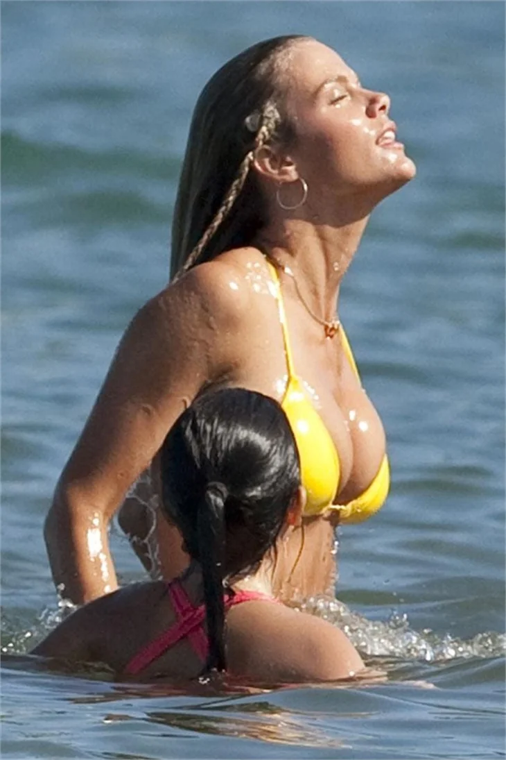 Brooklyn Decker'ın bikinili süper pozları...