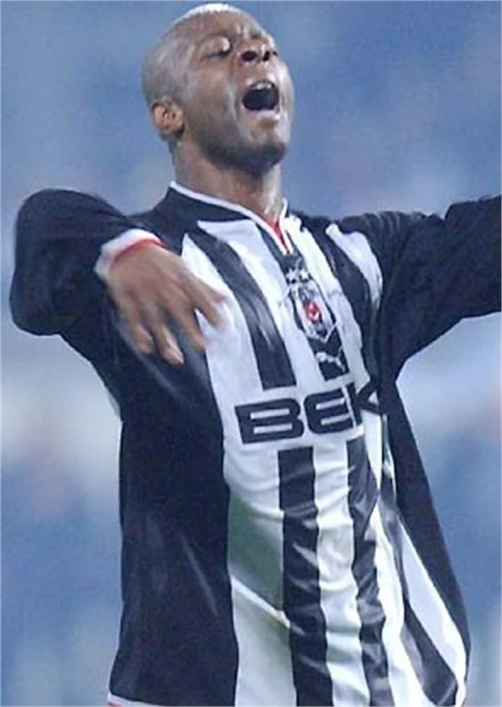 NOUMA GAZETECİLERİN ÜZERİNE İZMARİT ATTI!