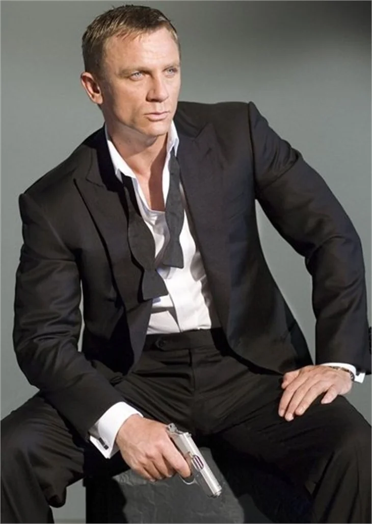 JAMES BOND'UN EŞCİNSEL OLDUĞU İDDİA EDİLİYOR...
