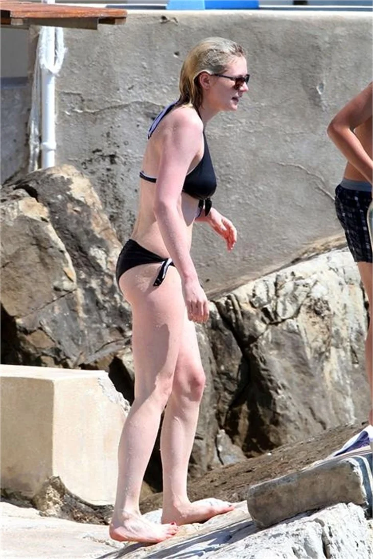 Kirsten Dunst hala seksi hala güzel olduğunu kanıtladı