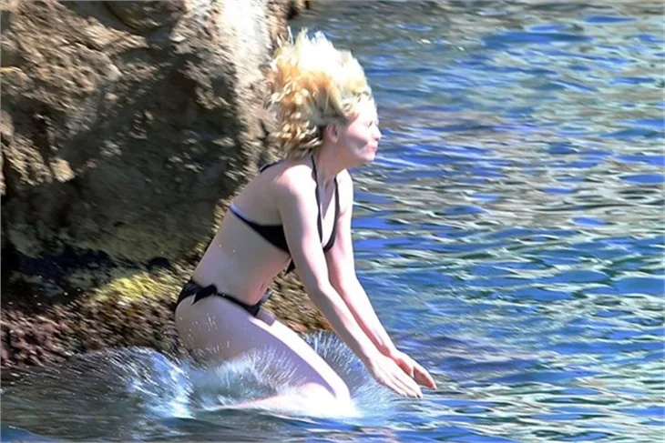 Kirsten Dunst hala seksi hala güzel olduğunu kanıtladı