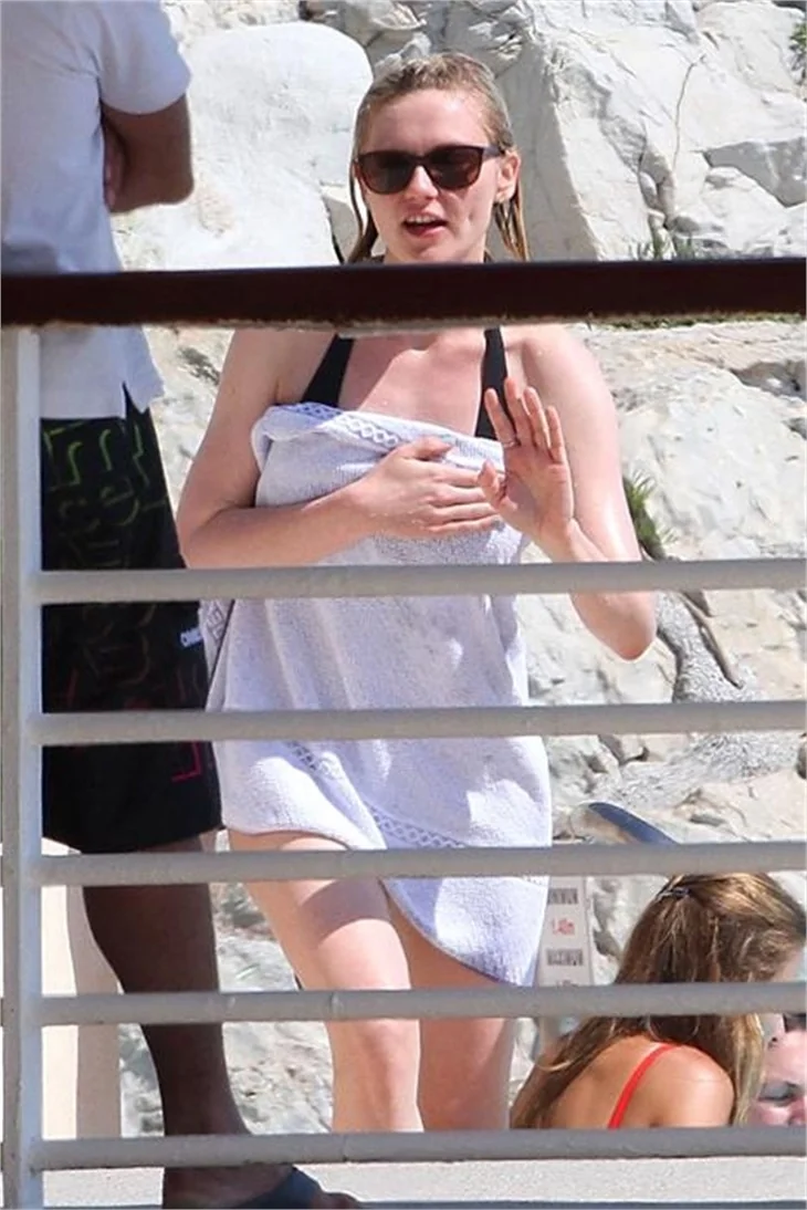 Kirsten Dunst hala seksi hala güzel olduğunu kanıtladı