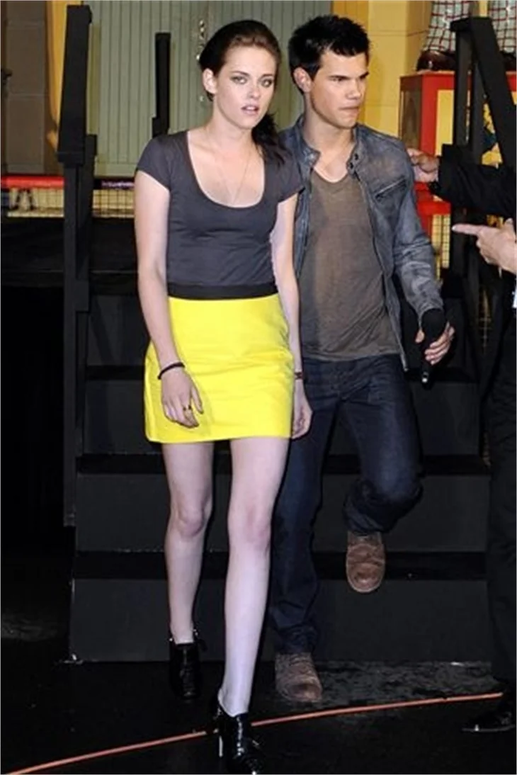 Kristen Stewart mini eteğiyle nefes kesti