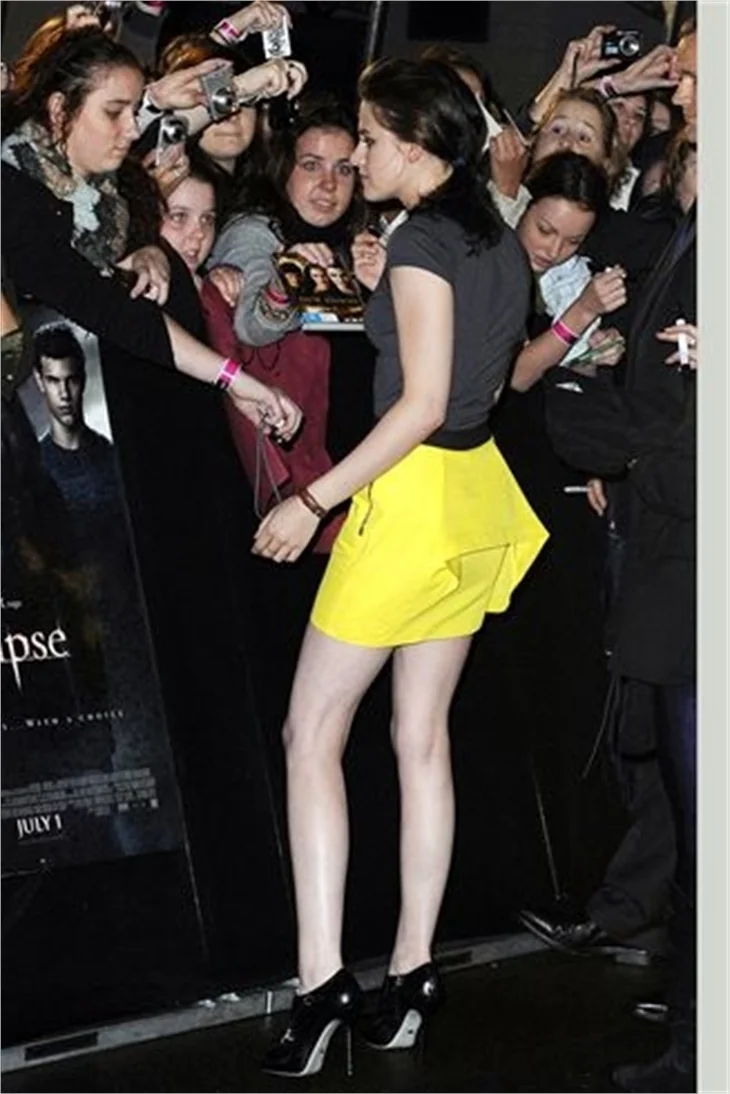 Kristen Stewart mini eteğiyle nefes kesti