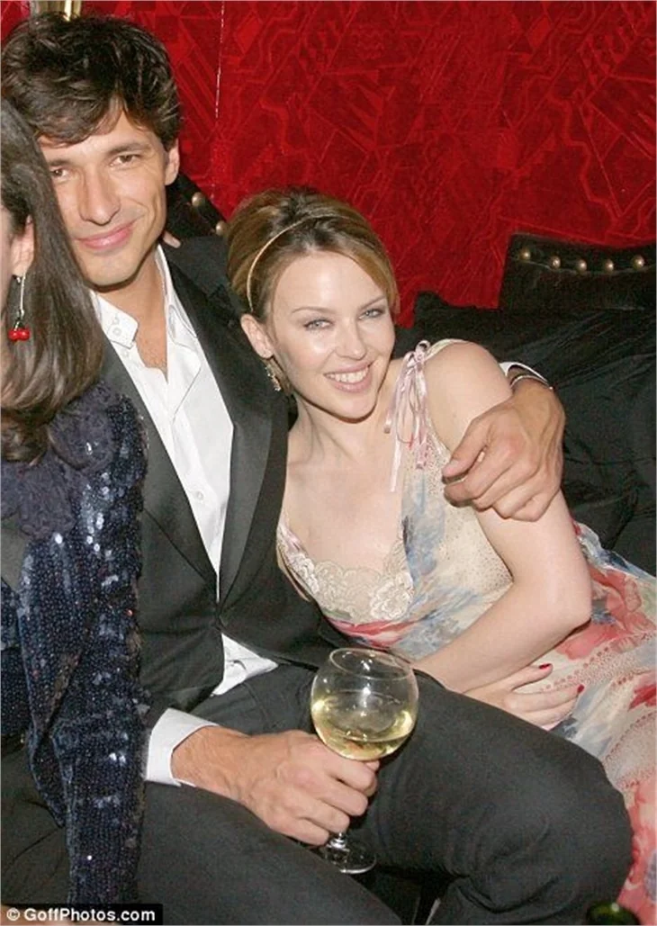 Kylie Minogue sevgilisi tarafından terk edildi..