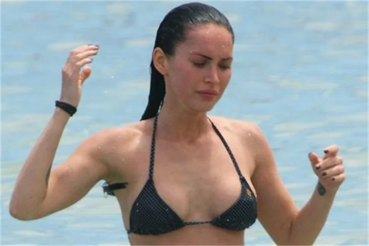 Megan Fox seksi bikinisiyle yürek hoplattı