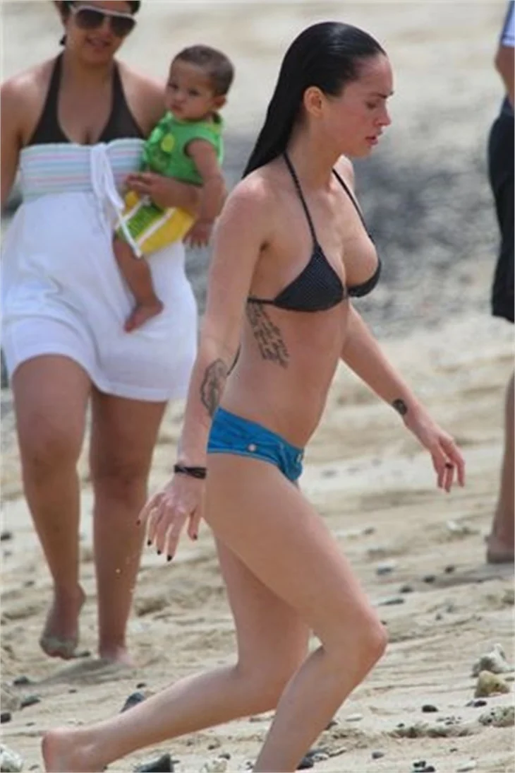 Megan Fox seksi bikinisiyle yürek hoplattı
