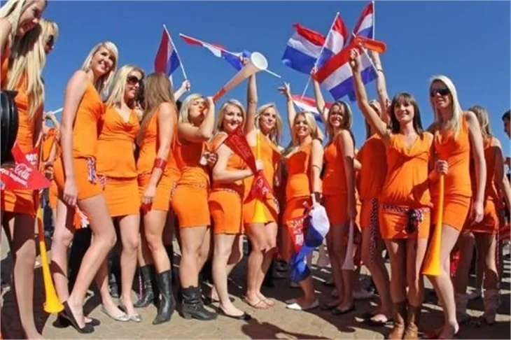 Hollandalı kızlar stattan atıldı...