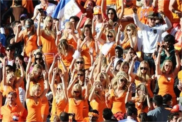 Hollandalı kızlar stattan atıldı...