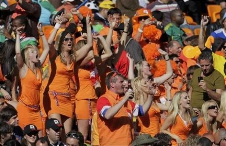Hollandalı kızlar stattan atıldı...