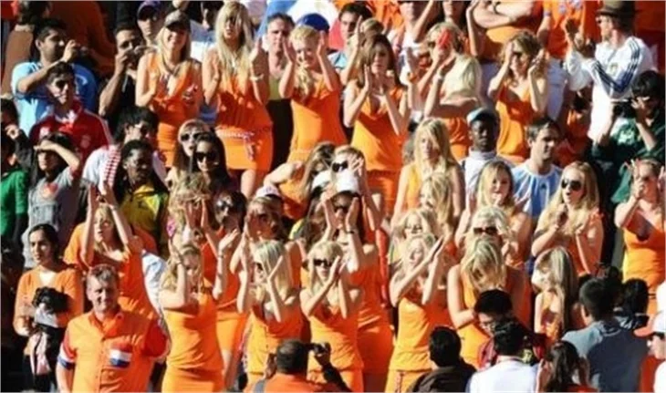Hollandalı kızlar stattan atıldı...