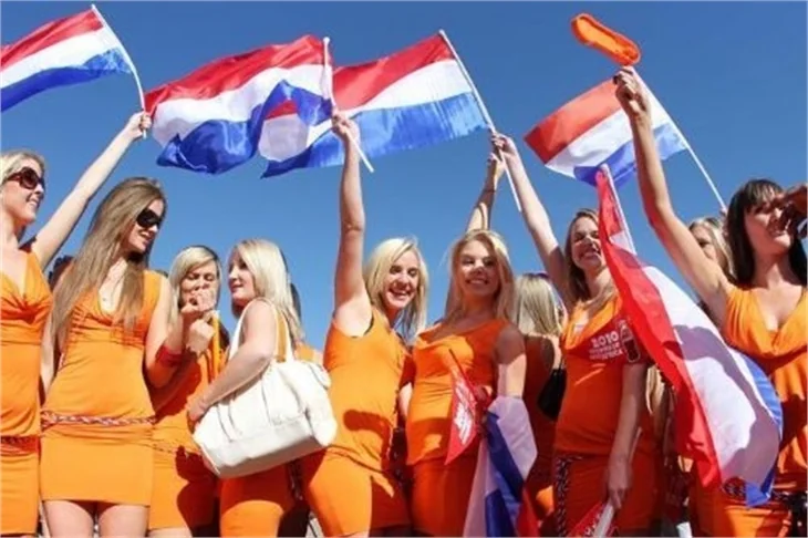 Hollandalı kızlar stattan atıldı...